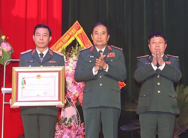 Sen. Lieut. Gen. Phung Si Tan, Deputy Chief of the General Staff of the Vietnam People's Army (Centre) presents the Fatherland Protection Order, third-class, to Vietnam National Mine Action Centre
