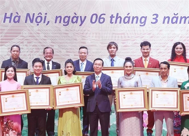 President Vo Van Thuong presents the certificates of People's Artist to the title winners (Photo: VNA)