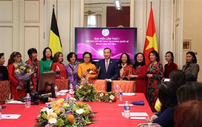 Vietnamese Ambassador to Belgium Nguyen Van Thao takes a photo with the executive committee of the Vietnamese Women’s Association in Belgium (Photo: VNA)