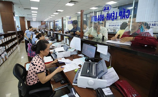 Processing administrative procedures at the Hai Phong customs department.