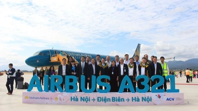 Vietnam Airlines welcomes passengers on the flight to Dien Bien after Dien Bien airport officially reopens.