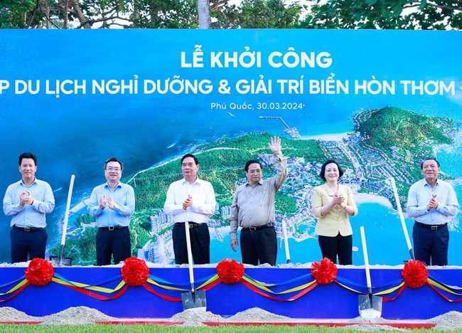 Prime Minister Pham Minh Chinh and delegates at the ground-breaking ceremony (Photo: VNA)