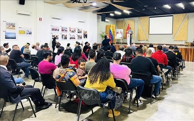 Participants at the ceremony in Venezuela to mark the 49th anniversary of the liberation of the South and national reunification (Photo: VNA)