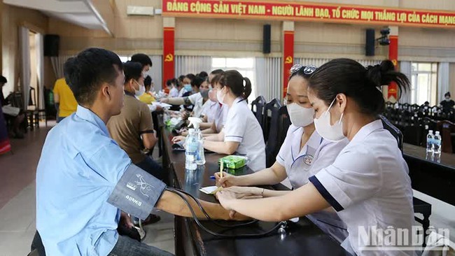 Workers receive free medical examination. (Photo: NDO)