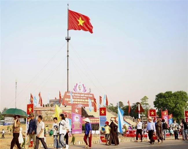 The national flag fluttering on the flag tower at the Hien Luong-Ben Hai Banks National Historical Relic Site (Photo: VNA)