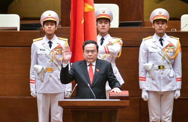 Newly-elected National Assembly Chairman Tran Thanh Man takes the oath of office on May 20