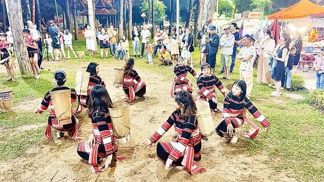 Ba Na ethnic minority girls in Gia Lai Province are graceful in dances and songs. (Photo: Kien Quoc)