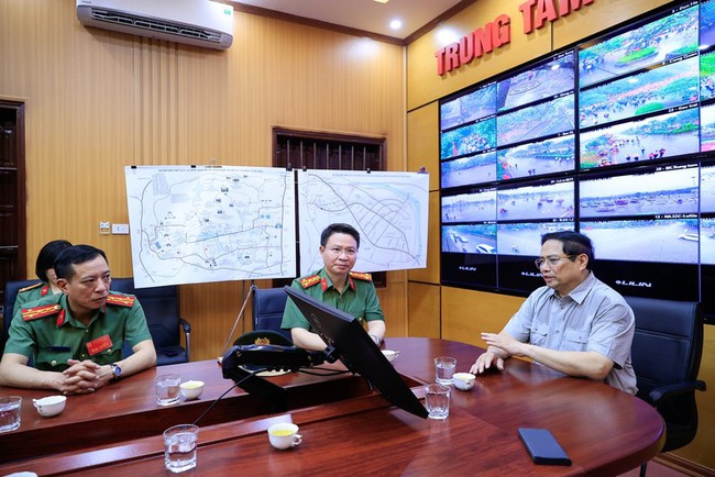 PM Pham Minh Chinh talks to public security officers at the command and control centre of the Phu Tho police on April 18. (Photo: VNA)