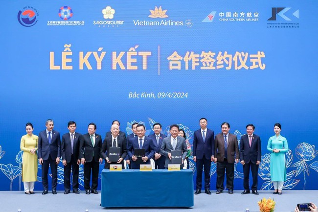 At the signing ceremony. (Photo: baodautu.vn)