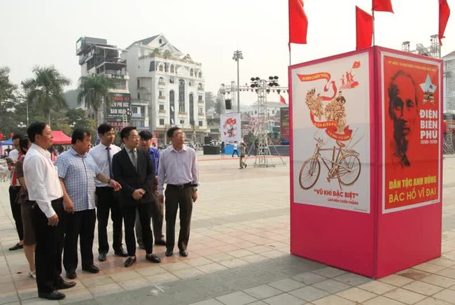 The exhibition features 70 propaganda posters on the Dien Bien Phu Victory. (Photo: VNA)