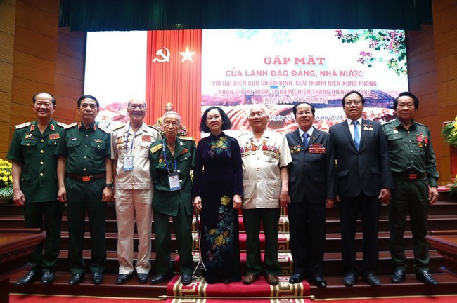 Politburo member Truong Thi Mai and delegates at the event.