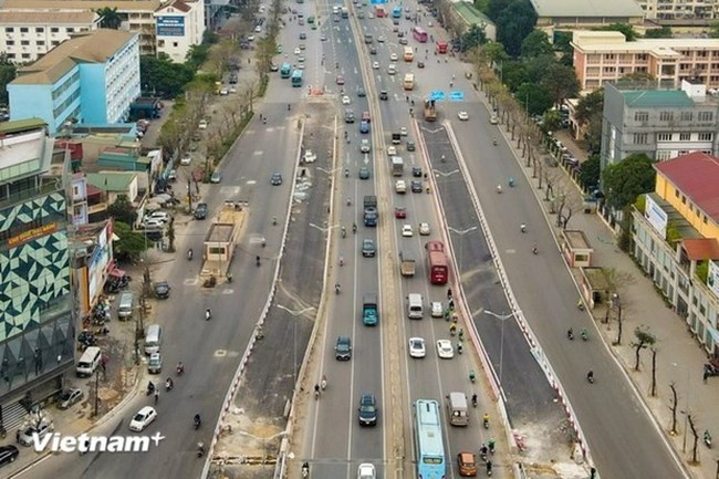 At the construction site of the flyover at Mai Dich - Ring Road No. 3 intersection. (Photo: VNA)