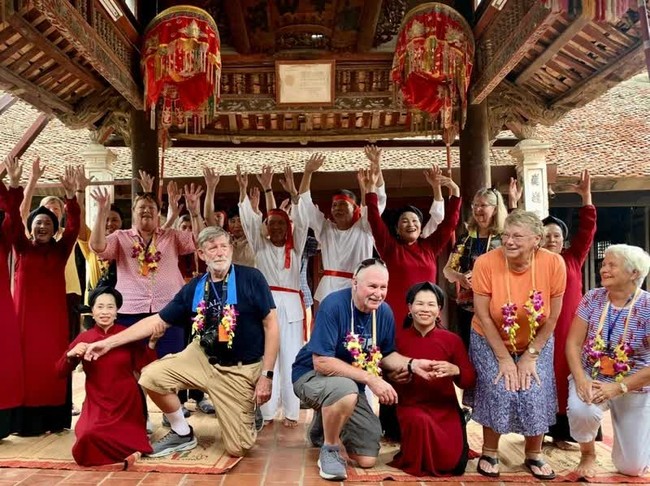 Visitors experience the arts of Xoan singing in Hung Lo Ancient Village in Viet Tri City.