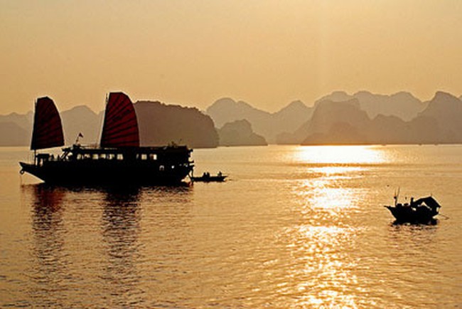 Vịnh Hạ Long - Được UNESCO công nhận là kỳ quan của thế giới, Vịnh Hạ Long là một trong những điểm đến hấp dẫn nhất tại Việt Nam. Tận hưởng không gian hùng vĩ, thuyền trôi đưa qua những tảng đá núi lửa ngập tràn màu sắc, một trải nghiệm đáng nhớ và đầy cảm xúc.