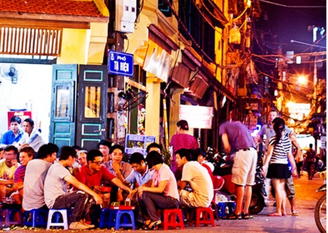 Hãy để hình ảnh ẩm thực đường phố cuốn hút bạn và đưa bạn đến thưởng thức những món ăn đường phố ngon nhất của thành phố Hà Nội. Tận hưởng những gia vị và hương vị đặc trưng của Việt Nam, một nơi nổi tiếng với ẩm thực tuyệt đỉnh.