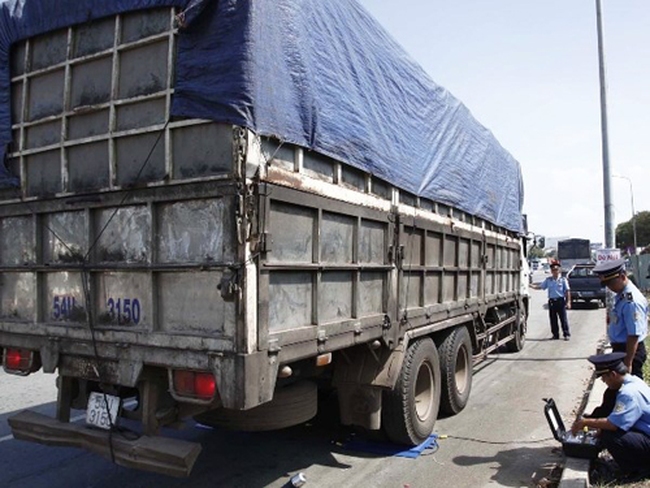 Ôtô tải tông xe CSGT lao vào nhà dân  VnExpress