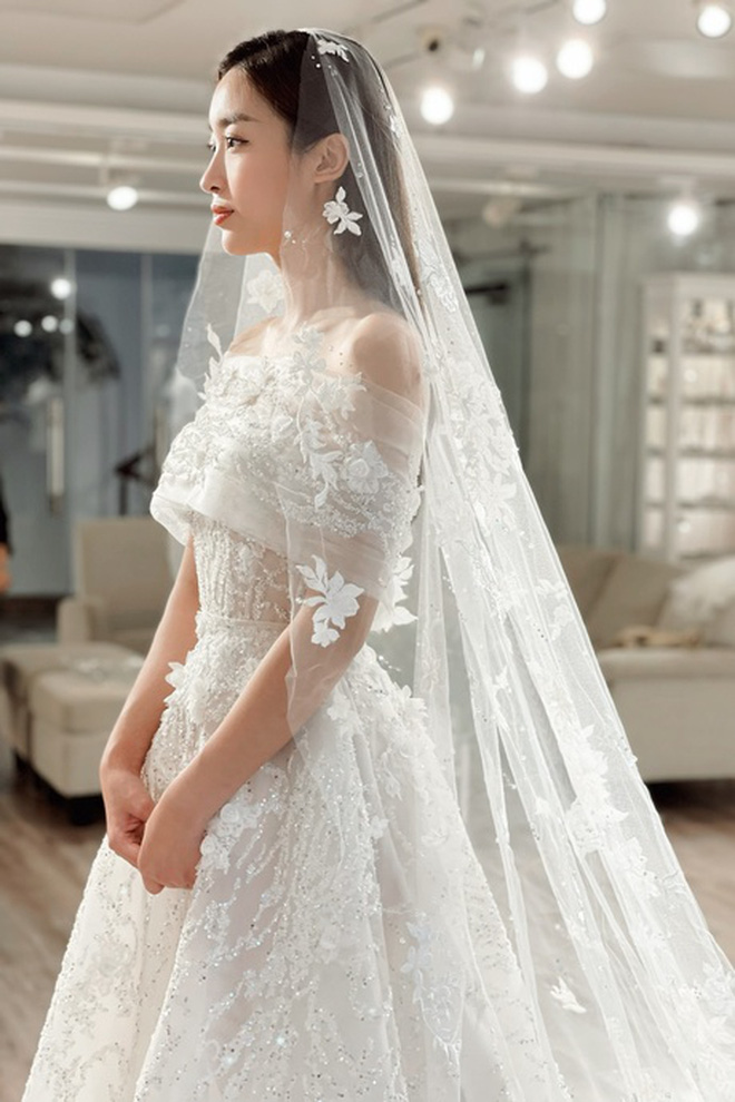 Lại lộ thêm ảnh bạn gái Công Lý đi thử váy cưới gợi cảm | Tin tức Online