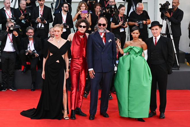 timothee-chalamet-backless-jumpsuit15-16621954405151011034933.jpg