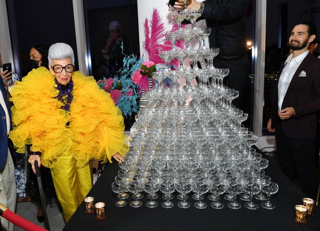 iris-apfel-champagne-tower-celebrate-18623867-17093638733001208042192.jpg