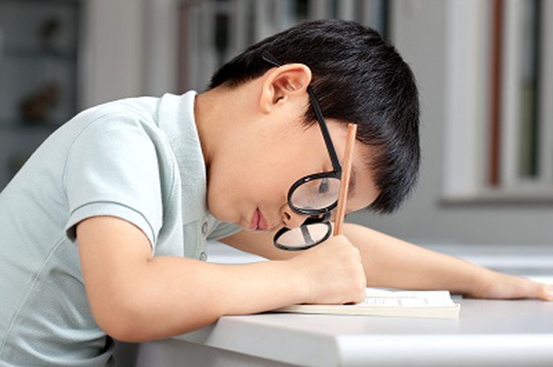 Những dấu hiệu phát hiện trẻ bị cận thị, suy giảm thị lực | VTV.VN