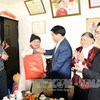 Hanoi authorities present Tet gifts to local contributors