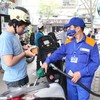 RON 95 petrol price drops by 400 VND per litre
