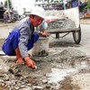 Cần Thơ lottery ticket salesman fixes potholes