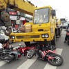 Stop at red light, motorcyclists crushed by crane truck