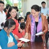 NA Chairwoman presents tet gifts to Can Tho residents