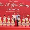 Gifts presented to needy people and policy beneficiaries ahead of Tet