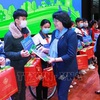 Vice President presents gifts to poor students in Bac Giang province