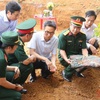 Deputy PM Vu Duc Dam pays tribute to fallen soldiers in Quang Tri