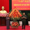 General Phan Van Giang meets representatives of Vu A Dinh scholarship fund