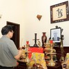 Prime Minister offers incense in memory of late Government leaders