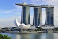 https://vtv1.mediacdn.vn/thumb_w/630/2015/the-marina-bay-sands-isnt-necessarily-the-top-hotel-in-the-city-but-its-now-become-one-of-the-most-recognizable-landmarks-of-the-singapore-skyline-1425493138318.jpg