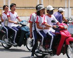 Bất chấp quy định, học sinh ngang nhiên sử dụng xe gắn máy phân khối lớn