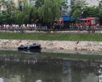 Xe bán tải lao xuống sông Tô Lịch, tài xế tử vong