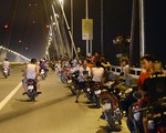 Bất chấp nguy hiểm, người dân đua nhau hóng gió trên cầu Nhật Tân