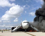 Máy bay bốc cháy trên đường băng tại bang Florida