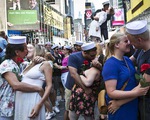 Mỹ: Hàng trăm cặp đôi trao nhau nụ hôn giữa quảng trường