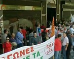 Công nhân Hy Lạp biểu tình bằng xe rác vì lương hưu bị giảm