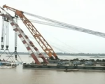 Trung Quốc nâng tàu bị lật trên sông Trường Giang