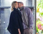 Jennifer Lawrence công khai hôn bạn trai lớn tuổi trên phố