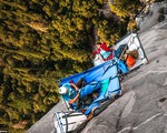 Thót tim với những nhà leo núi liều mạng cắm trại trên vách đá