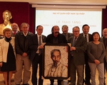 Nghệ sĩ Algeria trao tặng tranh chân dung Chủ tịch Hồ Chí Minh
