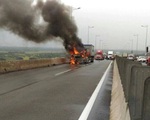 Ô tô cháy ngùn ngụt trên cao tốc Pháp Vân - Cầu Giẽ