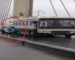 Chân dung người lái xe ca chắn gió cho xe máy qua cầu trong bão số 3