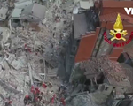 Động đất tại Italy: Lực lượng cứu hộ bới đất bằng tay để cứu người mắc kẹt