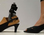 Chân giả đi giày cao gót cho phụ nữ khuyết tật