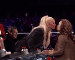 Christina Aguilera bất ngờ hôn môi thí sinh The Voice Mỹ